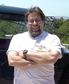 Steve Wozniak 曾与斯蒂夫·乔布斯合伙创立苹果电脑（今之苹果公司）。沃兹尼亚克在1970年代中期创造出苹果一号和苹果二号，苹果二号风靡普及后，成为1970年代及1980年代初期销量最佳的个人电脑，被誉为是使电脑进入大众家庭的工程师。